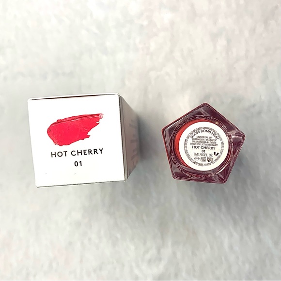 Fenty Beauty Gloss Bomb Heat Lip Luminizer Plumper Hot Cherry Full Size New - Picture 3 of 4